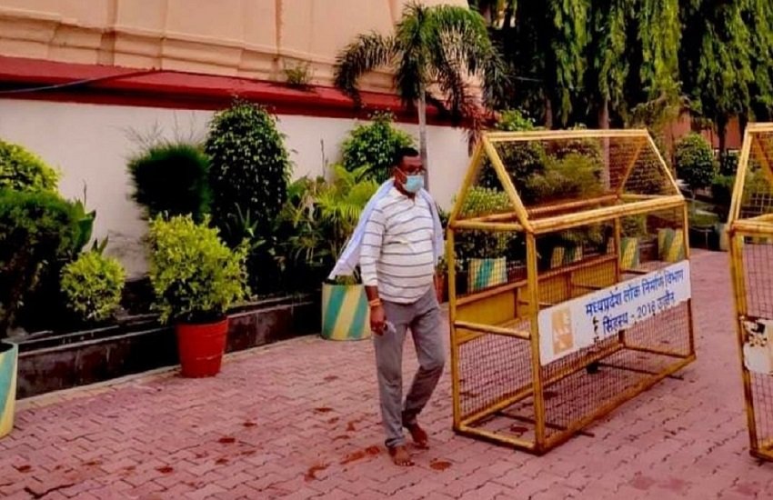 उज्जैन के महाकालेश्वर मंदिर से विकास दुबे को गिरफ्तार कर लिया गया। 