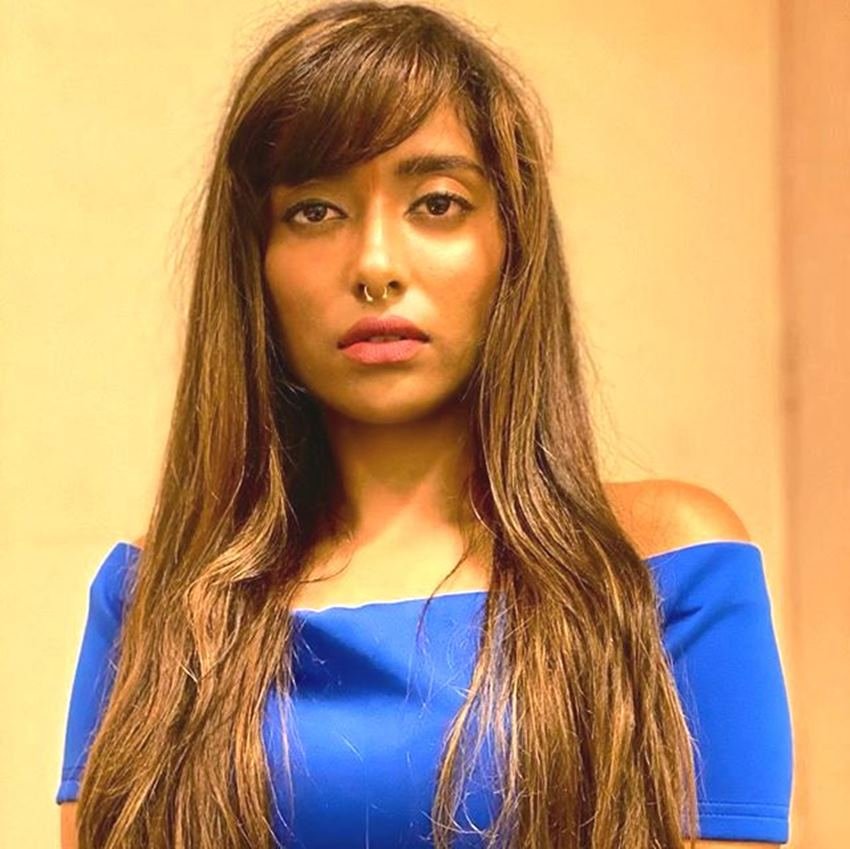 मॉडलिंग की दुनिया में थिया ने काफी नाम कमाया है। हालांकि थिया के साथ कई विवाद भी जुड़े।