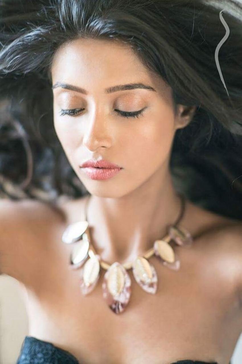 बात करें थिया डिसूजा की तो वह एकता कपूर की सीरीज XXX से काफी चर्चा में रहीं।