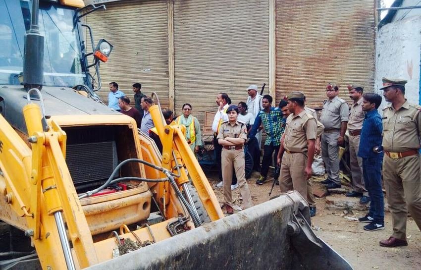 आईपीएस बनने के बाद भी गरिमा सिंह के पिता चाहते थे कि उनकी बेटी आईएएस होती तो अच्छा होता। गरिमा आईपीएस बनने के बाद भी पढ़ाई करती रहीं औऱ आखिरकार साल 2016 में वह आईएएस की परीक्षा पास करने में कामयाब भी हो गईं।