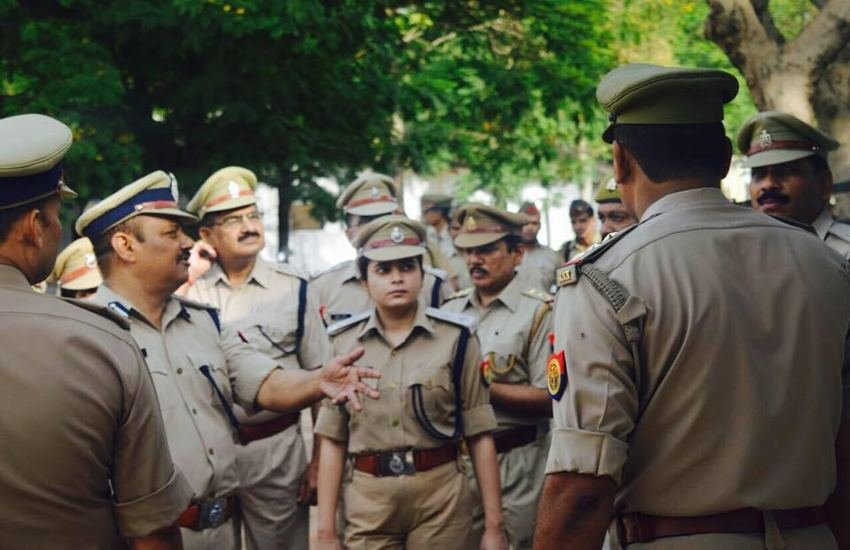 यूपी के एक छोटे से जिले बलिया की एक बेटी देशभर की लड़कियों के लिए मिसाल बन चुकी है। ये लड़की बनना चाहती तो थी डॉक्टर लेकिन पिता का सपना पूरा करने के लिए पहले बनी IPS अफसर और फिर बन गई IAS. हम बात कर रहे हैें गरिमा सिंह की। (Photos: Garima Singh Facebook)