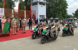Hero MotoCorp ने गोरखपुर महिला पुलिस को दिएं 100 स्कूटर्स, GPS और सायरन से लैस हैं ये गाड़ियां! CM योगी आदित्यनाथ ने दिखाई हरी झंडी