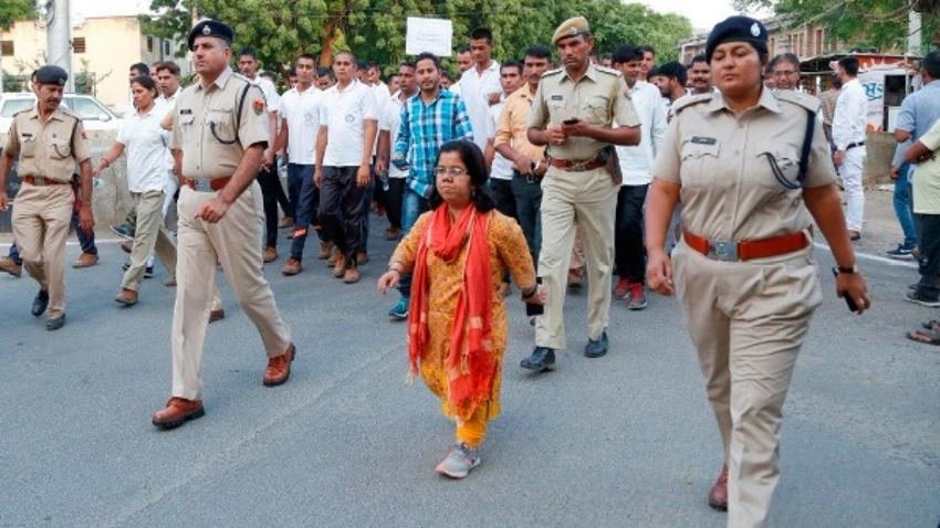 कद से 3 फीट 6 इंच की आरती डोगरा की जब बतौर आईएएस अफसर नियुक्ति हुई थी तो उनके कद को लेकर पूरे देश में बात हुई।