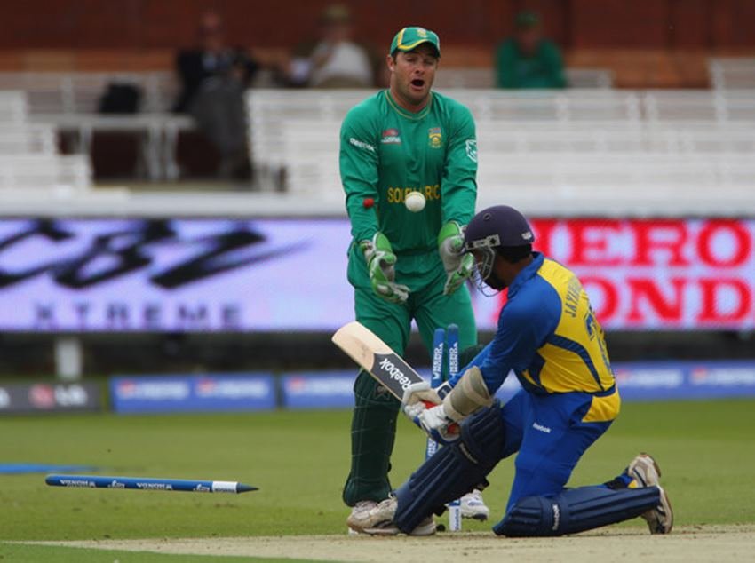 श्रीलंका के महेला जयवर्धने ने 652 अन्तराष्ट्रीय मैचों में 39.15 की औसत से 25957 रन बनायें हैं। अपने इंटरनेशनल करियर में वह कुल 663 पारियों में आउट हुए हैं।