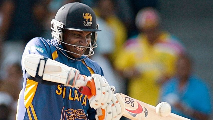 सनथ जयसूर्या ने 22 सालों के करियर में 34.14 की औसत से 21,032 रन बनाये हैं। जयसूर्या इंटरनेशनल क्रिकेट में 616 बार आउट हुए हैं।