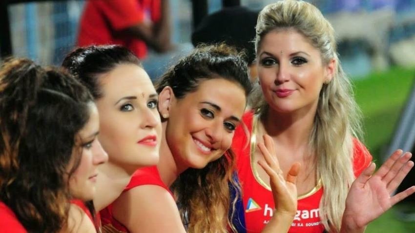 नस्लभेद: देखा गया है कि चीयरलीडर्स ज्यादातर विदेशी मूल की औऱ गोरी होती हैं। कुछ चीयरलीडर्स ने इसपर मीडिया में बताया था कि आयोजक किसी भी अश्वेत लड़की को चीयरलीडिंग टीम में नहीं रखना चाहते हैं। कुछ चीयरलीडर्स ने यह भी कहा था कि आयोजक नहीं चाहते कि भारतीय लड़कियां स्किनी आउटफिट पहनें, यह भी एक तरह का नस्लवाद है। चीयरलीडर्स ने कहा था कि इस तरह के नस्लभेद के कारण कई प्रतिभाशाली लड़कियों को मौका नहीं मिल पाता है।