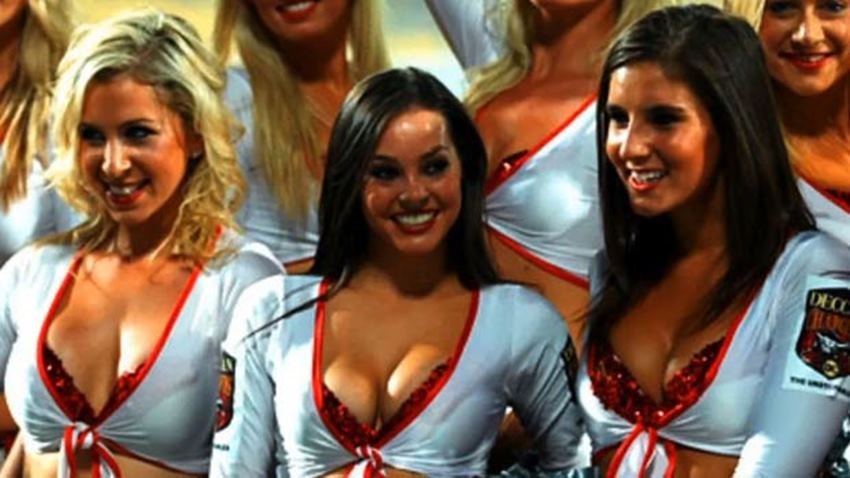 शोषण: IPL में उत्पीड़न की घटनाओं पर कई बार चीयरलीडर्स ने अपनी नाराजगी जताई है। कई बार ऐसा हुआ है जब उन्होंने सुरक्षा चिंताओं को उठाया। हालांकि, अधिकारियों ने कभी भी उनके समाधान पर काम करने की कोशिश नहीं की है। एक चीयरलीडर ने मीडिया को बताया ता कि ज्यादातर भारतीय दर्शक उन्हें सेक्स डॉल्स समझते हैं। आयोजक भी उन्हें असहज कपड़े पहनने के लिए देते हैं जो ठीक से डिज़ाइन तक नही किये जाते।