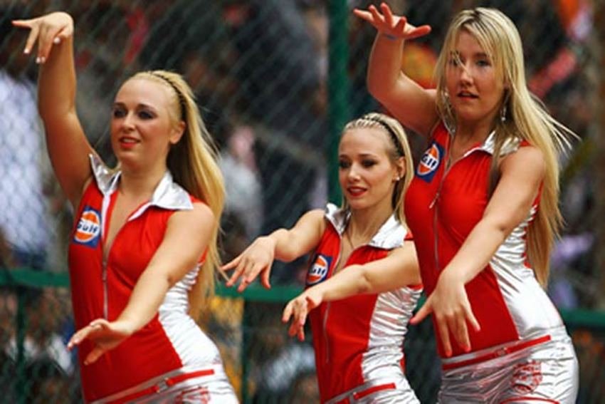 गंदे होटल: कुछ चीयरलीडर्स इस बात का खुलासा भी कर चुकी हैं कि उन्हें ठहरने के लिए ज्यादातर एक-स्टार होटल ही आवंटित किए जाते हैं। इनमें पर्याप्त सुविधाएं नहीं होती हैं। कुछ ने यह कह कर चौंका दिया था कि होटलों में उनके कमरे बहुत गंदे होते हैंऔर साथ ही कमरे में इधर उधर जानवरों के मल पड़े रहते हैं।