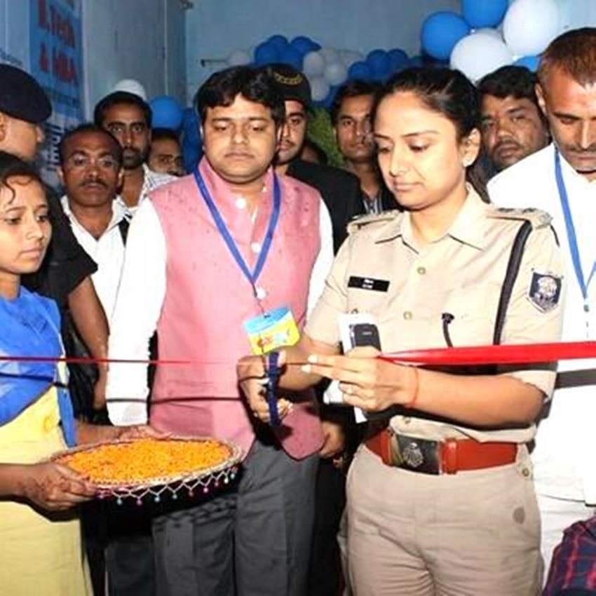 किम शर्मा के पति भी आईपीएस अफसर हैं। किम ने एक इंटरव्य़ू में बताया था कि उन्हें फेसबुक औऱ मोबाइल पर शादियों के खूब प्रस्ताव आया करते थे।