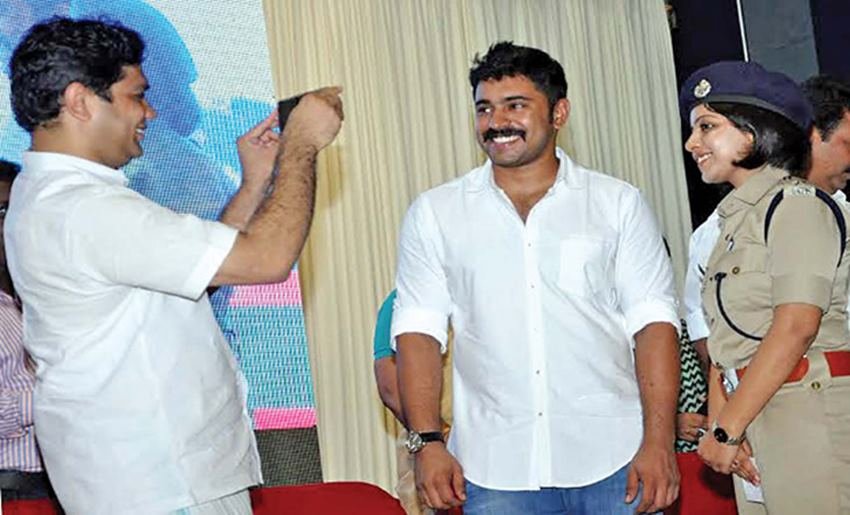 एक्टर के साथ नाम जुड़ने के अलावा प्रोटोकॉल के उल्लंघन का आरोप लगाते हुए उनकी जमकर आलोचना भी की हुई थी।