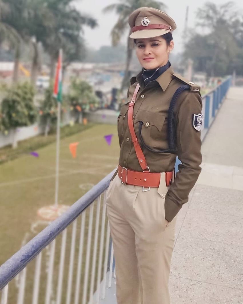 नवजो सिम्मी ने इसी साल वैलेंटाइन्स डे के मौके पर कोलकाता में तैनात आईएएस अफसर तुषार सिंगला से लव मैरिज किया था।