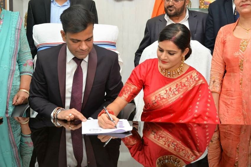 तुषार ने अपने ऑफिस में ही शादी को लेकर पंजीकरण संबंधी औपचारिकता को पूरा किया। रजिस्ट्रेशन के बाद यह जोड़ा पूजा-पाठ के लिए मंदिर भी गया।