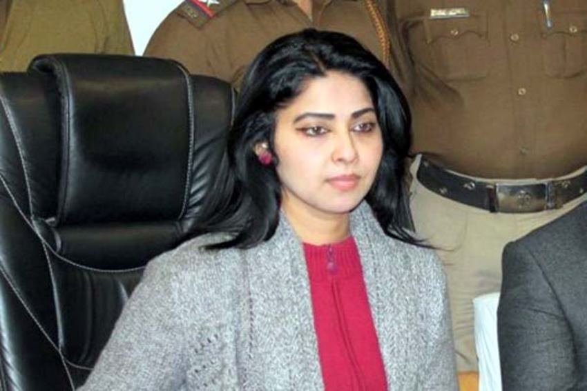 मूल रूप से केरल की रहने वालीं सौम्या हिमाचल प्रदेश 2010 कैडर की आईपीएस अफसर हैं। सौम्या के पिता इंजीनियर थे। सौम्या अपने पापा-मम्मी की इकलौती बेटी हैं। सौम्या का सपना एक लेखिका बनने का था।