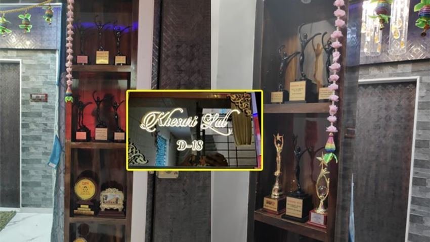 खेसारी आज भोजपुरी फिल्म इंडस्ट्री का बड़ा नाम बन चुके हैं। बताया जाता है कि वह प्रति फिल्म 40 लाख रुपए चार्ज करते हैं।