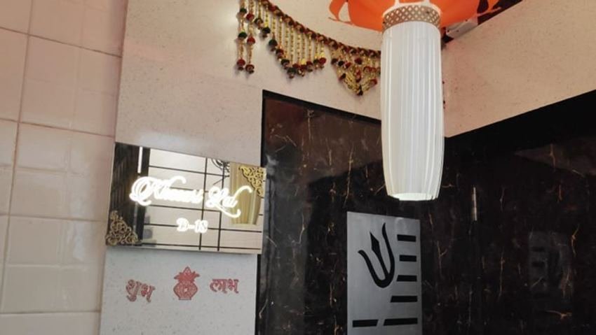 खेसारी खुद बता चुके हैं कि उनका बचपन कितना संघर्षों में बीता है। खेसारी ने बताया था कि परिवार का पेट पालने के लिए उनके पिता चने बेचा करते थे।