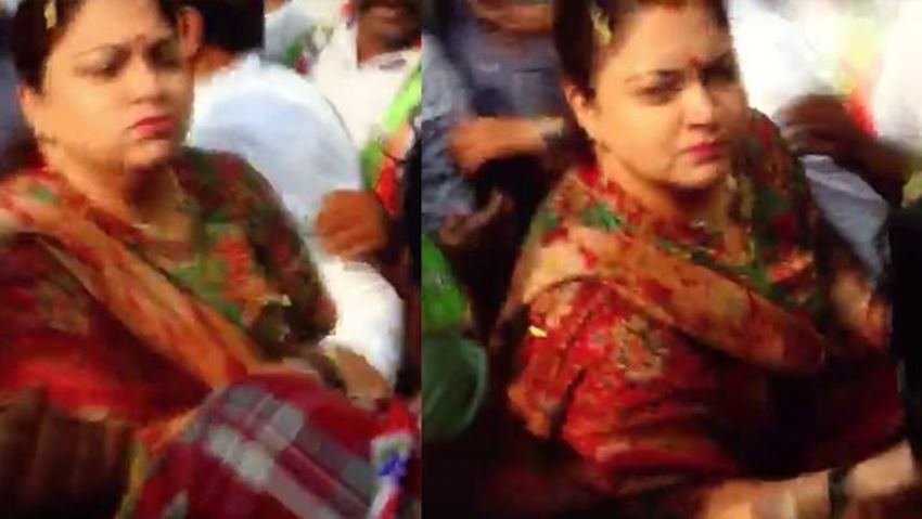 दरअसल हुआ ये था कि खुशबू बेंगलुरू सेंट्रल के इंदिरानगर के कांग्रेस प्रत्याशी के लिए वोट मांग रही थी। तभी वो पीछे पलटीं और उन्होंने एक व्यक्ति को थप्पड़ मार दिया। लोग कुछ समझ पाते तब तक पास खड़े पुलिसवाले युवक को खींच कर भीड़ से बाहर ले गए।