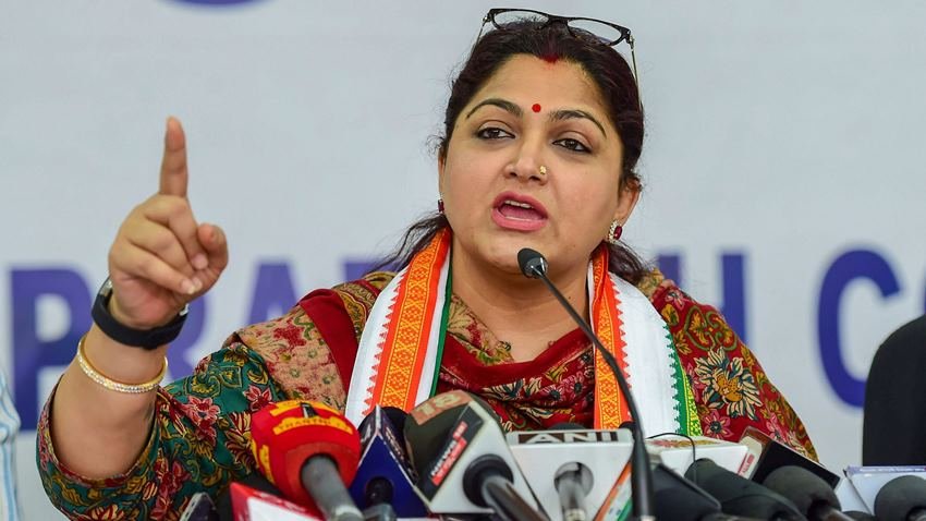 Khushboo Sundar Congress: फिल्म अभिनेत्री और कांग्रेस नेता खुशबू सुंदर चर्चा में आ गई है। दरअसल उन्होंने नरेंद्र मोदी सरकार की नई शिक्षा नीति (New Education Policy) का स्वागत किया है। साथ ही उन्होंने कांग्रेस नेता राहुल गांधी से माफी भी मांगी है। इस दौरान उन्होंने सीधे शब्दों में कहा, 'मैं कठपुतली या रोबोट नहीं हूं, जो सिर हिलाती रहे'।