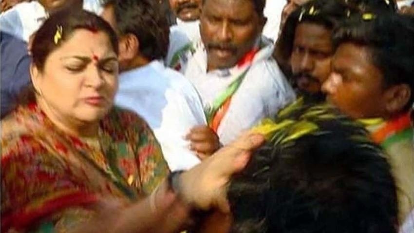 तब मीडिया में इस तरह की खबरें छपीं कि खुशबू सुंदर रैली में कांग्रेस समर्थकों की भीड़ से घिरी हुई थीं। तभी भीड़ में खड़े व्यक्ति उन्हें पकड़ने की कोशिश की, खुशबू सुंदर ने पहले तो धक्कामुक्की समझ कर नज़रअंदाज किया, लेकिन फिर कुछ ही सेकेंड में पलटकर थप्पड़ जड़ दिया।