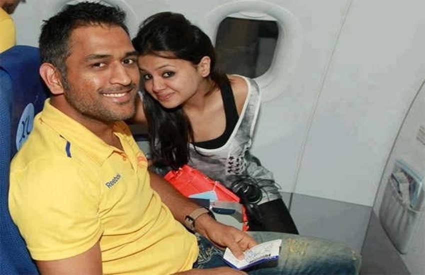 शादी के 10 पूरे होने से पहले साक्षी ने कहा था, ‘‘यह एक अच्छा सफर रहा है। मैंने माही की वजह से सबकुछ देख लिया। उससे पहले मैं कॉलेज में थी। बैचलर के बाद शादी हो गई। उनके साथ मैं सबकुछ सीखी और दुनिया देख पाई।’’