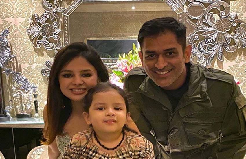 माही बहुत सख्त पिता हैं। जीवा सिर्फ उनकी ही सुनती है। साक्षी 10 बार कहती है फिर भी नहीं खाती। धोनी सिर्फ एक बार कहते हैं तो खा लेती है।