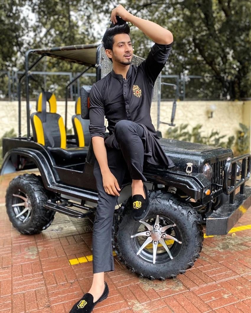 फैसल शेख ने इस साल ये नई सवारी खरीदी थी। फोटो पोस्ट कर फैसू ने लिखा था- तो चलें लोनावाला।