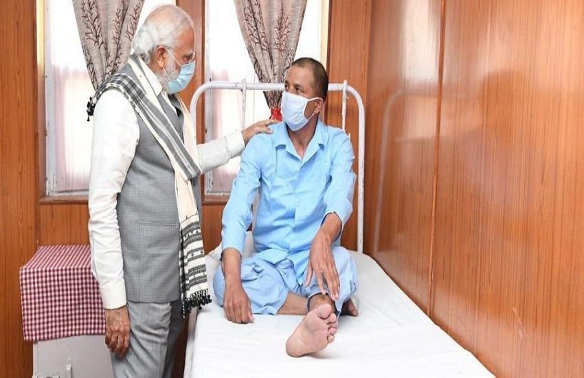 प्रधानमंत्री नरेंद्र मोदी ने लेह में आर्मी हॉस्पिटल में भर्ती घायल जवानों से मुलाक़ात की। (indian express)