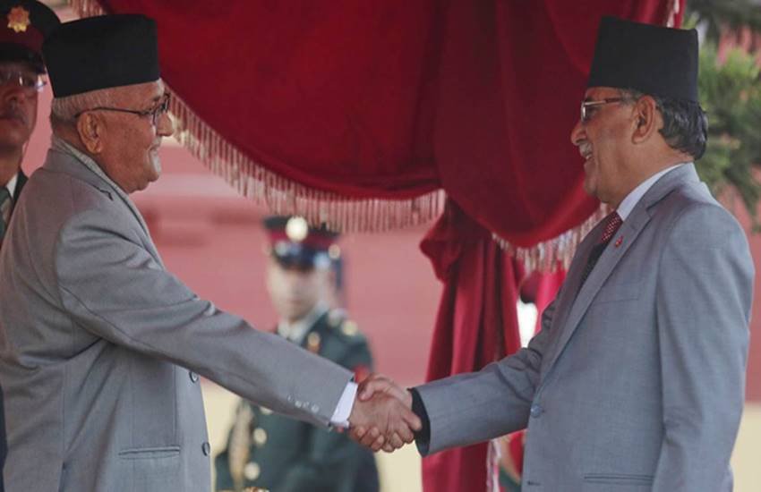 नेपाल में गहरात सियासी संकट के बीच पार्टी के दो वरिष्ठ नेता पूर्व प्रधानमंत्री पुष्प कमल दहल ‘प्रचंड’ और वर्तमान प्रधानमंत्री केपी शर्मा ओली के बीच तलवारें खिंची हुई हैं।