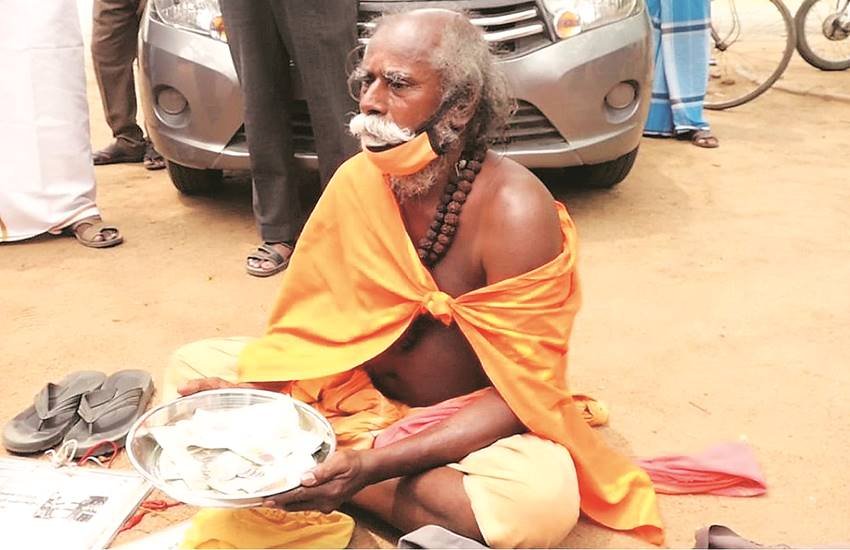 तमिलनाडु के मदुरै के रहने वाले एम पुल पांडियां भीख मांग कर गुजारा करते हैं और बचत के पैसे वे कोरोना पीड़ितों के लिए सीएम राहत कोष में जमा करा देते हैं। 