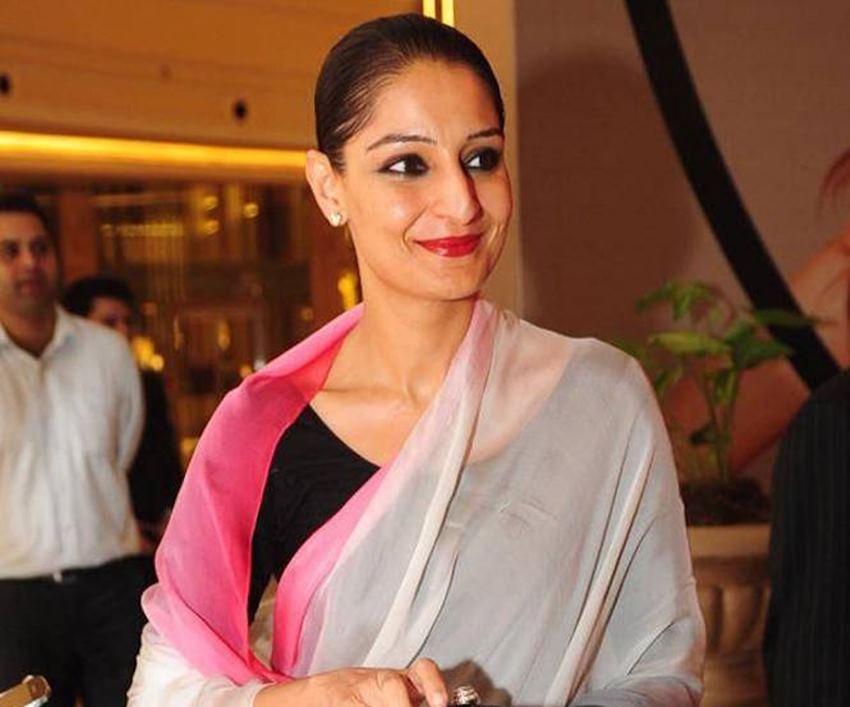 Wallmine.com के मुताबिक डीएलएफ में बतौर नॉन एग्जुक्य़ूटिव डायरेक्टर पिया की सैलरी करीब 38 लाख रुपए मासिक है।