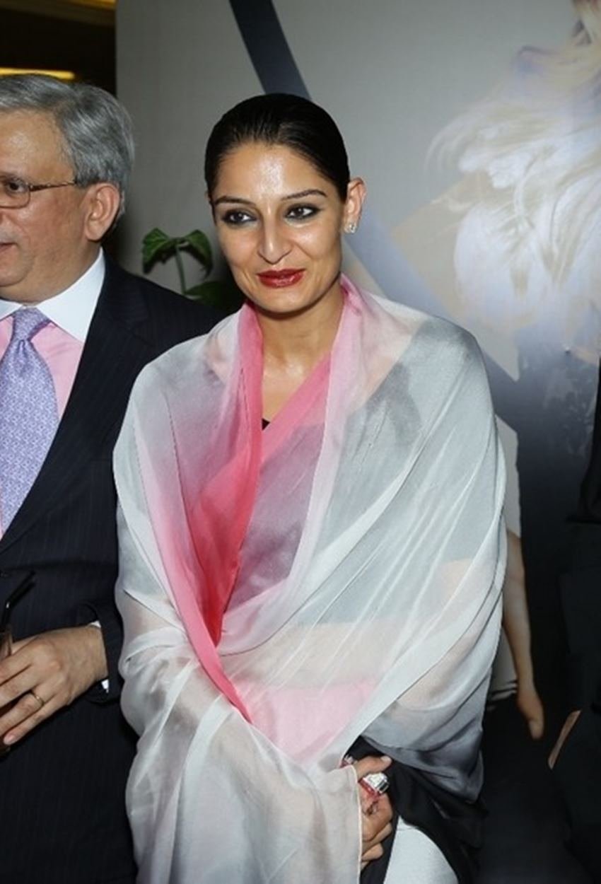 पिया ने देश की बड़ी आउटसोर्सिंग कंपनी जेनपैक्ट को डीएलएफ के साथ मिलाया था।