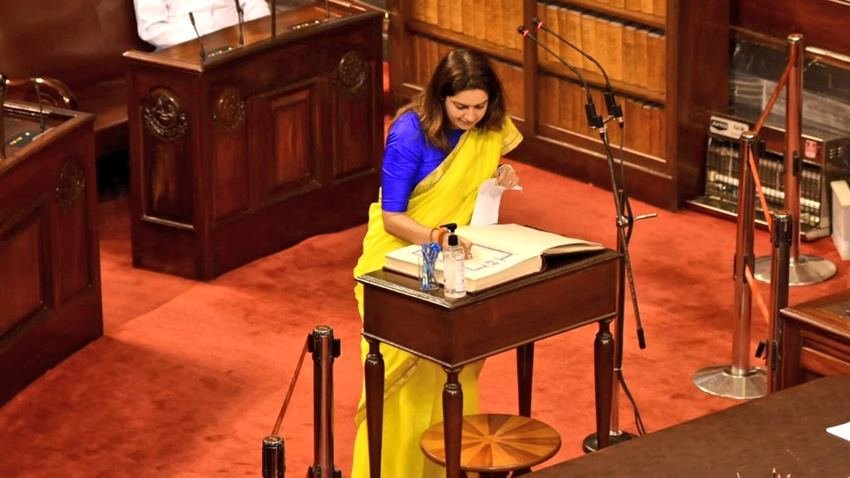 प्रियंका पार्टी औऱ परिवार के बीच सामंजस्य बिठाकर चलती हैं। कभी सिर्फ टीवी और सोशल मीडिया में पार्टी का पक्ष रखने वालीं प्रियंका अब संसद भवन में अपनी आवाज बुलंद करती दिखेंगी।