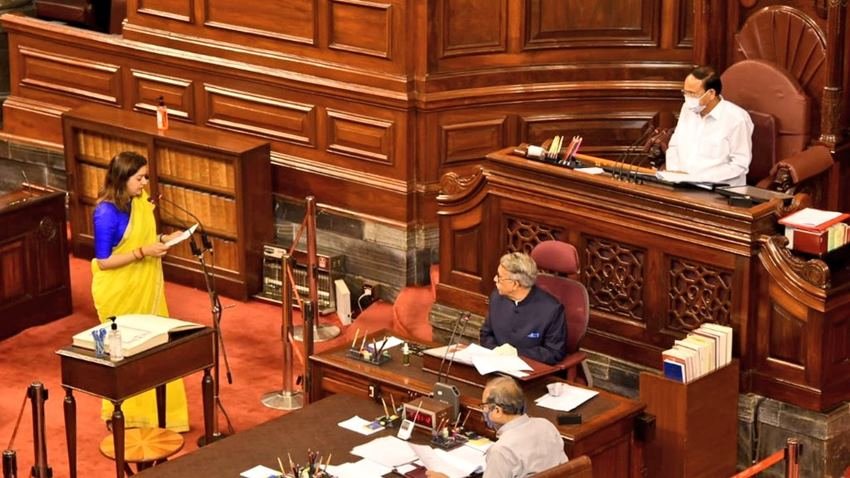 Priyanka Chaturvedi, Shivsena: शिवसेना नेता प्रियंका चतुर्वेदी राज्यसभा सांसद बन चुकी हैं। प्रियंका पहली बार सासंद बनी हैं। करीब 10 सालों तक कांग्रेस में रहने के बाद 2019 लोकसभा चुनाव से पहले वह शिवसेना में शामिल हो गईं। शिवसेना में शामिल होने के सालभर बाद ही उन्हें पार्टी ने संसद भेज दिया है।