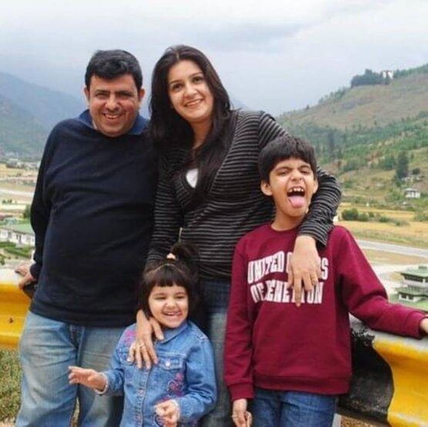 हालांकि समय के साथ विक्रम की आपत्ति खत्म हुई औऱ प्रियंका की पॉ़लिटिक्स में एंट्री भी हो गई। प्रियंका औऱ विक्रम के दो बच्चे हैं। बेटे का नाम आर्नव है और बेटी का नाम अनित्रा है।