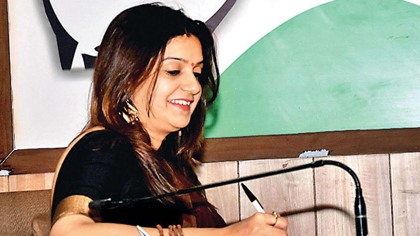 प्रियंका चतुर्वेदी ने अपनी राजनीतिक पारी साल 2010 में कांग्रेस के साथ शुरू की थी। दो साल बाद ही पार्टी ने उन्हें यूथ कांग्रेस का नॉर्थ-वेस्ट मुंबई का महासचिव नियुक्त कर दिय़ा।