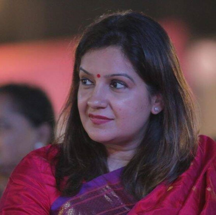 महज 10 सालों में ही राजनीति में एंट्री से लेकर संसद तक पहुंचने वाली प्रियंका चतुर्वेदी के लिए पॉलिटिक्स में आना इतना आसान नहीं था। एक इंटरव्यू में प्रियंका ने बताया था कि पॉलिटिक्स जॉइन करने की बात सुनकर उनके पति शॉक्ड थे।