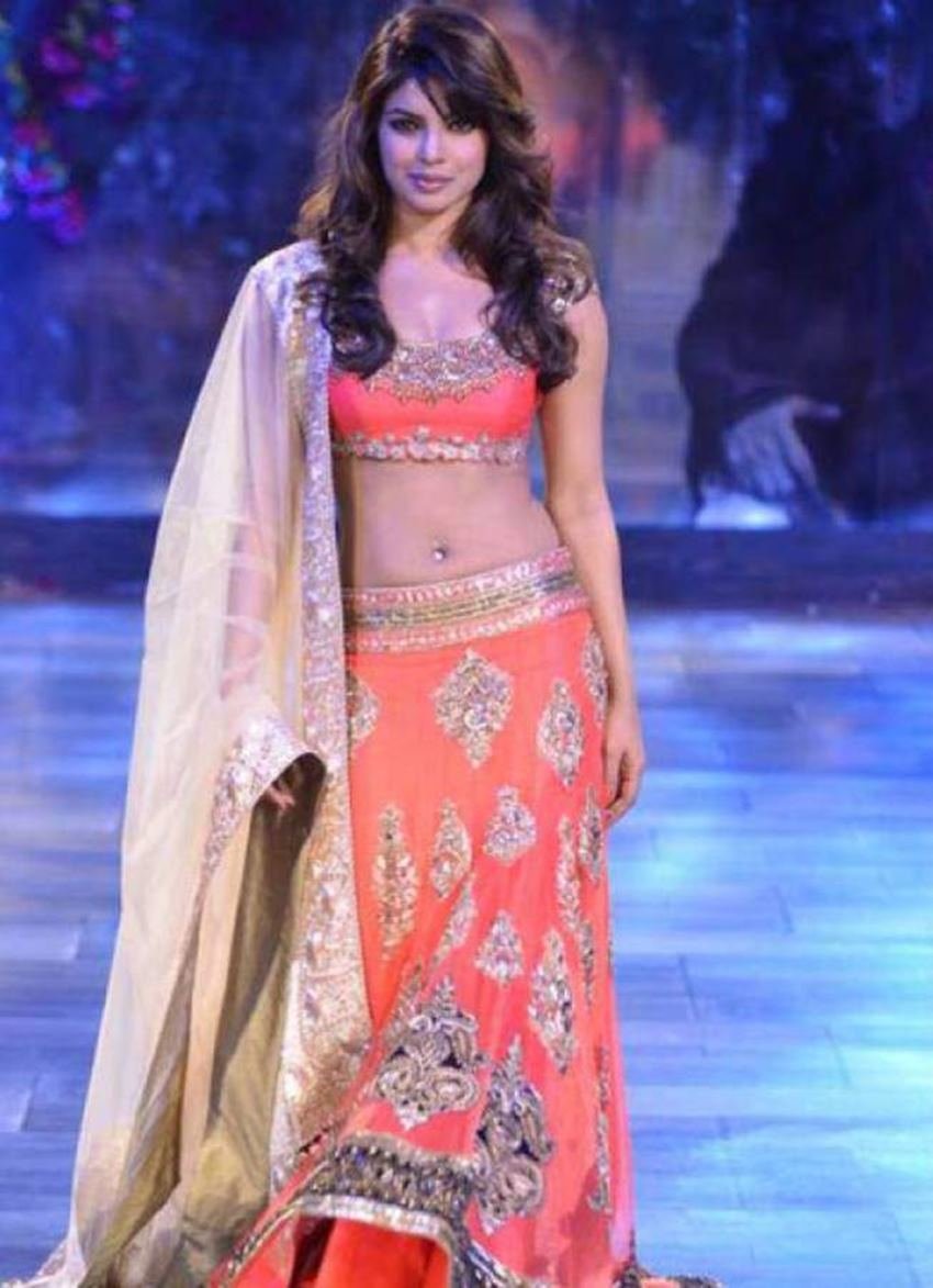 प्रियंका चोपड़ा अकसर ट्रेडिशनल वियर में दिख जाती हैं। देसी लुक में प्रियंका खूब जचती हैं।