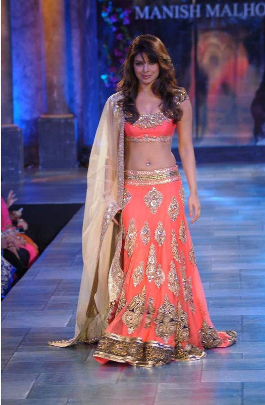 मुंबई के ग्रैंड हयात में आयोजित इस फैशन शो में प्रियंका पीच कलर के लहंगे में काफी खूबसूरत लग रही थीं।