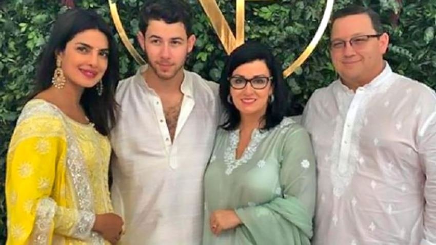 डेनिस जोनस खूबसूरती के मामले में अपनी बहू प्रियंका से जरा भी कम नहीं हैं। पेशे से डेनिस एक टीचर हैं।