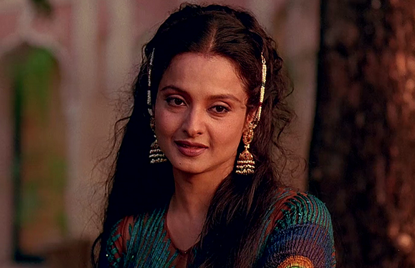 Rekha: गुजरे जमाने की मशहूर अदाकार रेखा ने दर्जनों ब्लॉकबस्टर फिल्मों में काम किया है। रेखा ने अपनी अदाकारी से करीब 2 दशक तक लोगों को दीवाना बनाए रखा। अपने करियर में कई अवार्ड विनिंग फिल्में देने वालीं रेखा की एक फिल्म ऐसी भी रही जिसे सेंसर बोर्ड ने बोल्डनेस के कारण 10 सालों तक अटकाए रखा। फिल्म अपनी तय रिलीज डेट से 10 साल बाद ही रिलीज हो पाई थी। (Photos: Social Media)