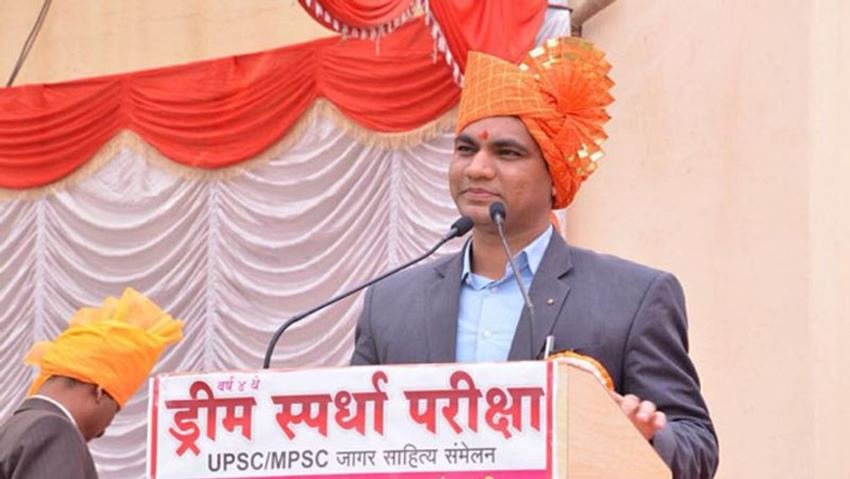 चबूतरे पर बैठ कर जब राजेंद्र पढ़ाई करते तो शराबी उन्हें गाली-गलौच देते और कहते कि पढ़ लिख कर भी ये अपना मां की ही तरह शराब बेचेगा।