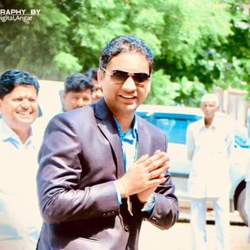 पिता की मौत के बाद 3 बच्चों और घर की जिम्मेदारी उनकी मां पर आ गई। उन्होंने पहले मजदूरी की फिर देसी शराब बेचना शुरू कर दिया।