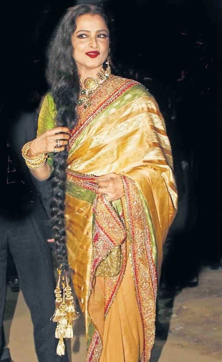 हाल ही में एक्ट्रेस रेखा का सिक्योरिटी गार्ड कोरोना इंफ़ेक्ट निकला तो BMC ने रेखा और उनके घर में मौजूद अन्य लोगों से टेस्ट कराने की अपील की। अपील के बाद भी रेखा ने अपने घर का दरवाज़ा नहीं खोला और लगातार दो-तीन दिन तक टीम की कोशिशों के बाद भी उन्होंने टेस्ट नहीं करवाया। लोगों ने रेखा के इस बिहेवियर के रूड बताते हुए उन्हें नकचढ़ी कहना शुरू कर दिया।