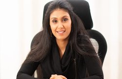 न्यूज चैनल में इंटर्नशिप से लेकर HCL की चेयरमैन तक का सफर, जानिये- कौन हैं रोशनी नादर मल्होत्रा