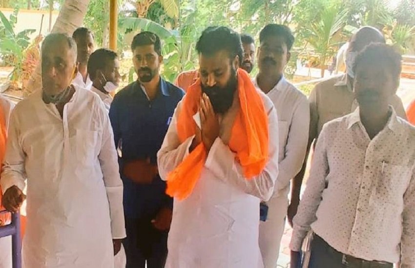 कर्नाटक के स्वास्थ्य मंत्री बी श्रीरामुलु ने कहा- कोरोना से अब सिर्फ भगवान ही बचा सकते हैं। (file)