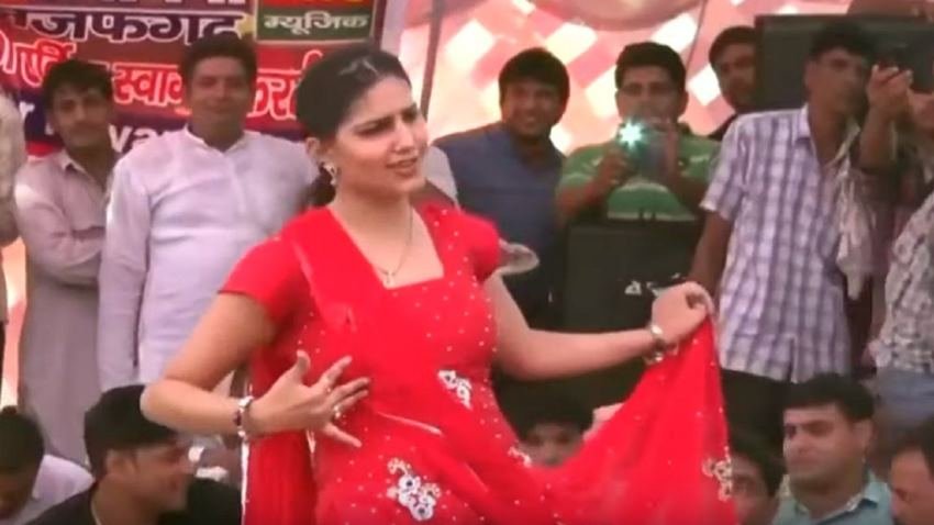 सपना चौधरी जब स्टेज शो करतीं तो उनकी जेब में बेहद मामूली रकम आती थी। लेकिन उस रकम से उनका घर चलता था। सपना बिना टूटे अपना काम करती गईं। देखते-देखते वह पूरे हरियाणा में फेमस हो गईं।