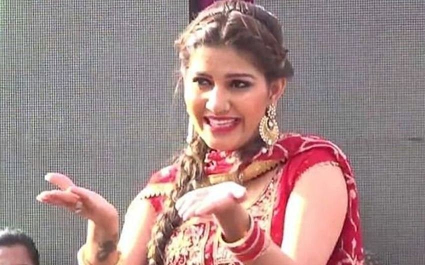 सपना चौधरी का जन्म 25 सितंबर 1990 को हरियाणा के रोहतक जिले के एक छोटे से गांव में हुआ था। बेहद कम उम्र में पिता का साया सर से उठ जाने के कारण सपना तो ने गाना गाकर और नाच कर परिवार का पेट पालना शुरू किया।