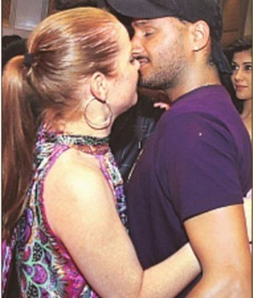 हरभजन सिंह किसी पार्टी में एक लड़की के साथ डांस करते यूं कैमरे में कैद हो गए थे। इस तस्वीर के वायरल होने के बाद भज्जी की खूब आलोचना हुई थी।