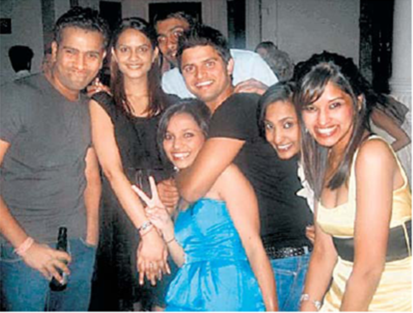 सुरेश रैना और रोहित शर्मा की कुछ लड़कियों के साथ पार्टी की इस तस्वीर ने भी खूब हंगामा मचाया था।