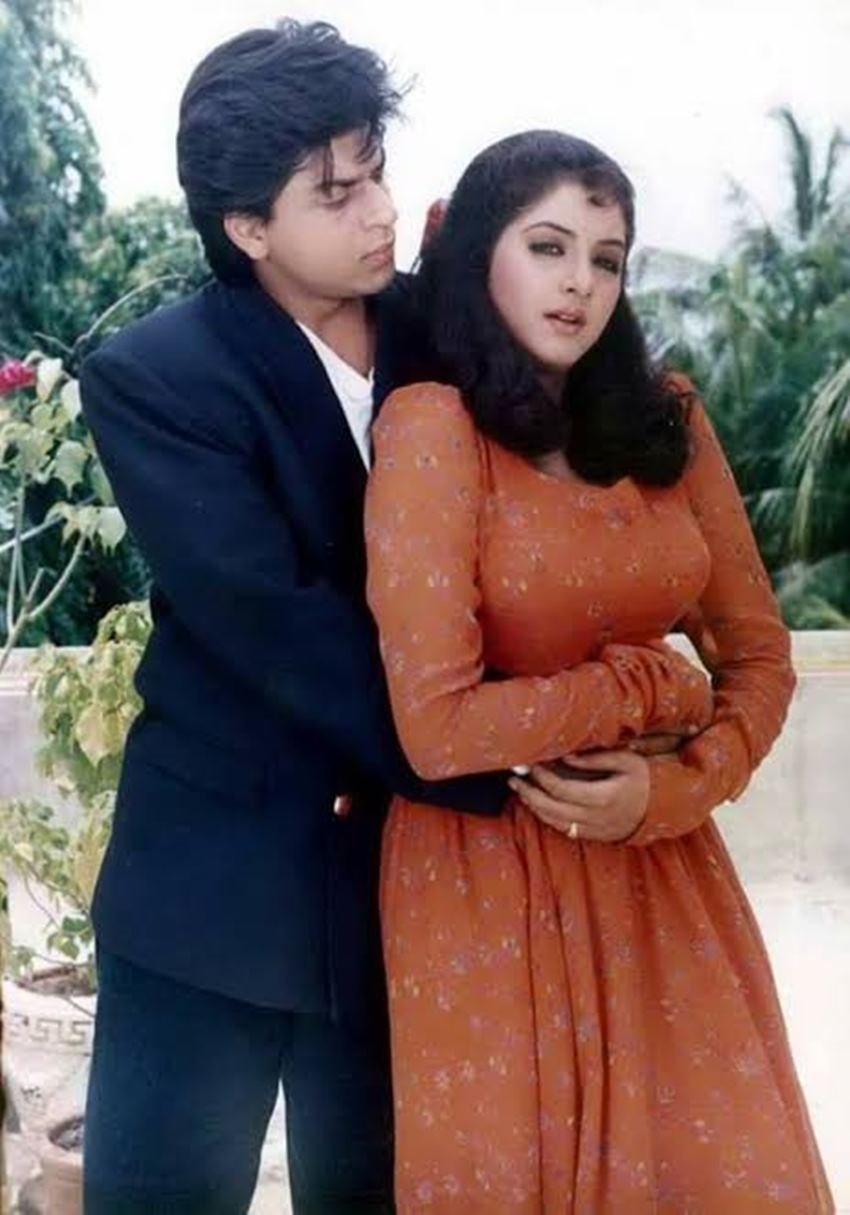 शाहरुख खान ने साल 1992 में दिव्या भारती के साथ अपना बॉलीवुड डेब्यू किया था। 1993 में दिव्या भारती ने रहस्यमी परिस्थितियों में सुसाइड कर लिया।