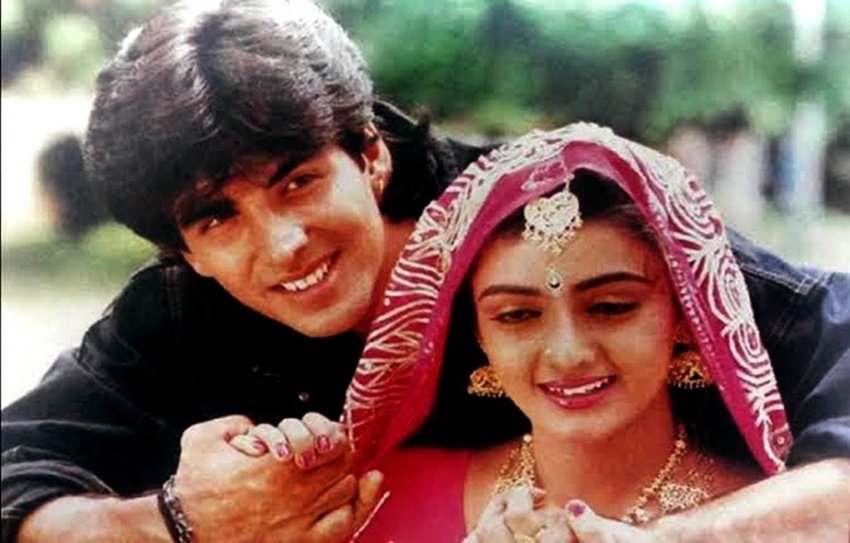 शांति प्रिया ने इंटरव्यू में कहा- साल 1994 में इक्के पे इक्का की शूटिंग चल रही थी। उस फिल्म में मेरा रोल थोड़ा मॉडर्न था। मुझे छोटी ड्रेस पहननी थी। उसके साथ स्किन कलर के स्टॉकिंग्स भी पहनने थे। तब एक सीन में, जिसकी शूटिंग के दौरान बहुत सारे लोग मौजूद थे, सबके सामने अक्षय ने कहा कि शांतिप्रिया आपके पैर में बड़े-बड़े ब्लड क्लॉट्स हैं। मैंने पूछा कहां हैं? तब उन्होंने कहा कि आप अपने घुटनों पर देखिए। मेरे घुटने की स्किन स्टॉकिंग्स के अंदर से भी डार्क दिख रही थी, अक्षय उसे ही पॉइंट आउट कर रहे थे।